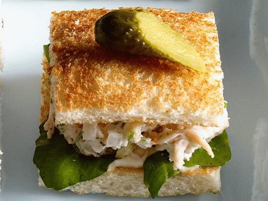 45. Сендвич со пилешка салата