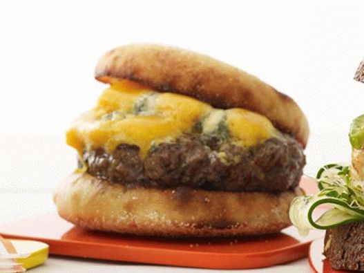 Хамбургер со сино сирење Хантсман на англиски јазик (број 15)