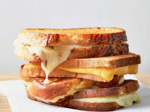 Фото на садот - Совршен сендвич со врело сирење