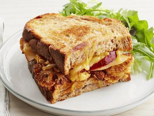 Фото на садот - Топол сендвич со сирење и карфиол