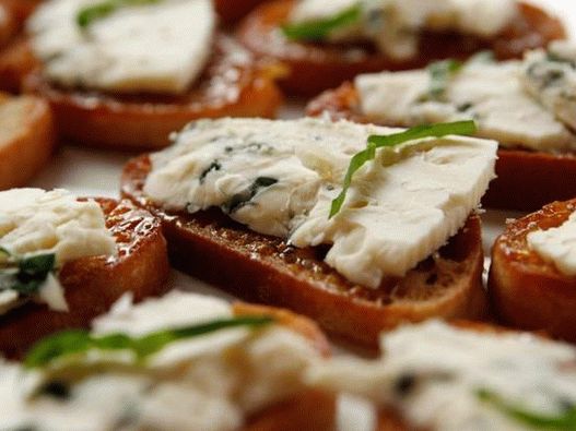 Фотографија на Брушет со смокви и сино сирење