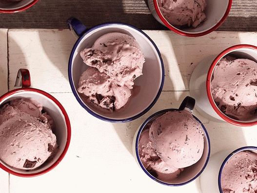 Фото Домашна сладолед со капини и чоколадо