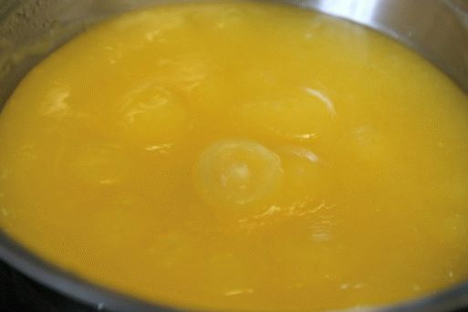 Измешајте ја пената од јајце со путер и донесете да зоврие