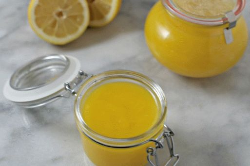 Истурете лимон курд во контејнери