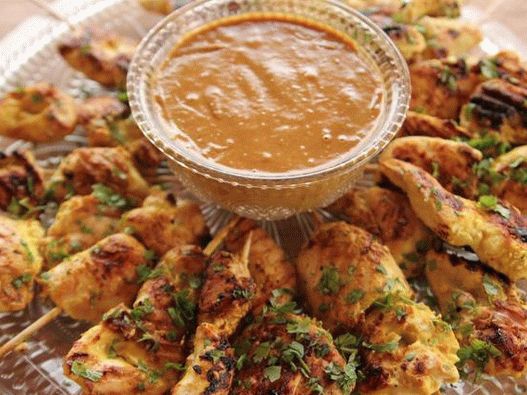 Фотографија на јадења - Пилешко Сатеи со сос од кикирики