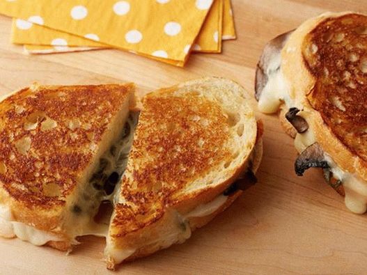 Фото Топла сендвич со сирење, печен пипер бланширан и печурки