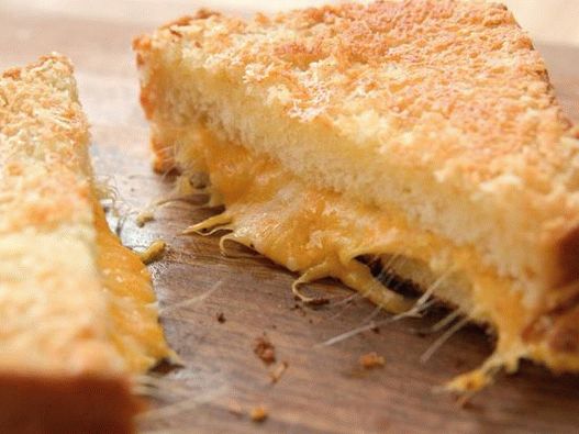 Фото крцкаво сендвич со сирење
