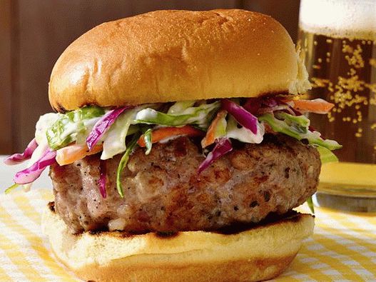 Фото Совршен хамбургери од свинско месо