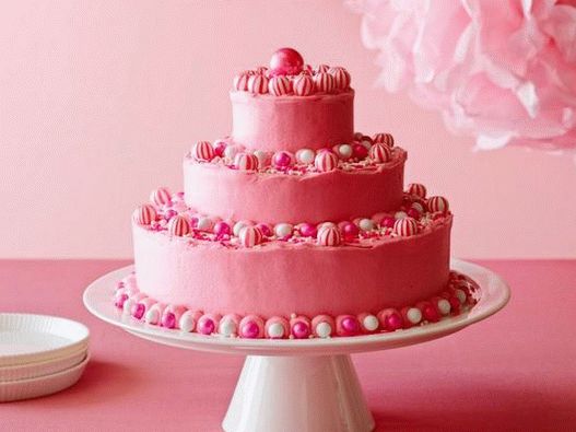 Фотографија на роденденска торта со светла розова шлаг на путер
