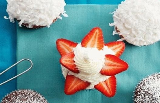Фотографија на cupcakes со кокос глазура