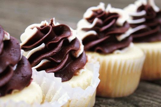 Фотографија од павлака со cupcakes со чоколаден крем