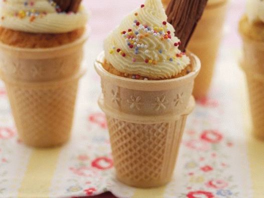 Фотографија на cupcakes со кондензирана карамела во чаши со вафли