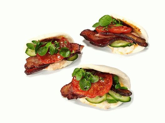 Фото класични сендвичи во азиски стил со чили мајонез