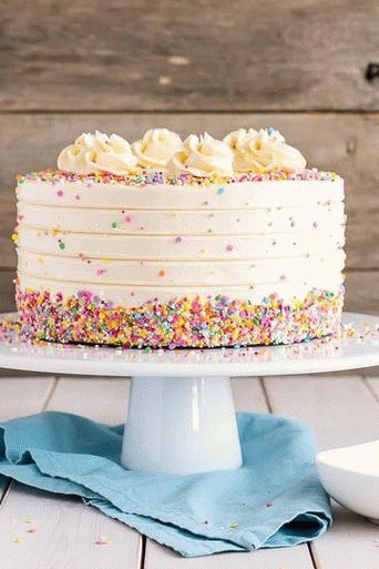 Фото класична торта со крем од путер од ванила