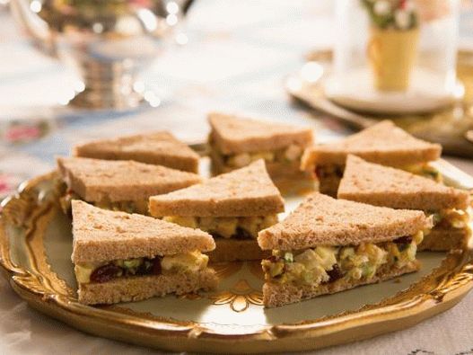 Фото Клуб сендвич со пилешко, јаболко и кари салата