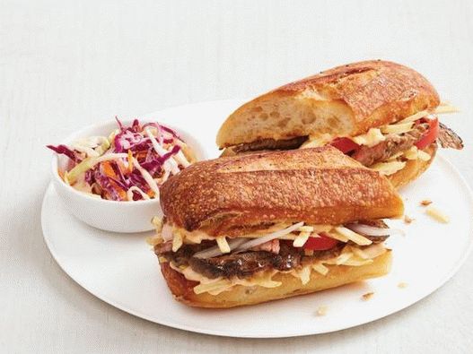 Фотографија на кубански сендвич со сламки од говедско месо и компири
