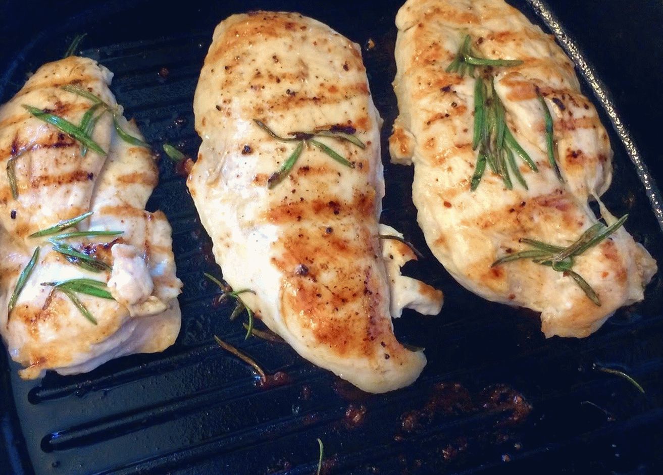 Филе куриное. Куриная грудка с травами. Курица под сыром в духовке. Запеченная куриная грудка. Куриное филе запеченное.