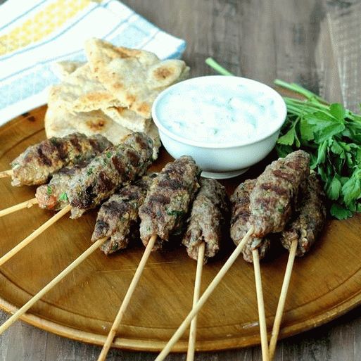 Фотографија на Кофта од јагнешко месо на skewers со сос од зецики