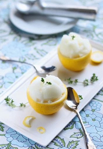 Фото лимонска сорбет во чинии од лимон