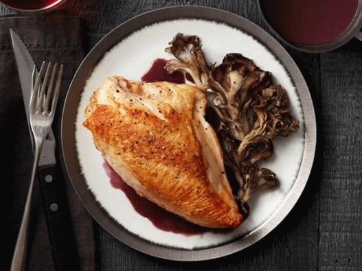 Пржени пилешки гради со печурки и сос од црвено вино