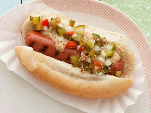 Топло куче со колбаси од скара и домашна кисела краставица сос