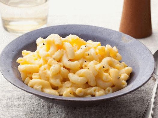 Фотографија на тестенини во бавен шпорет со крем сос од сирење