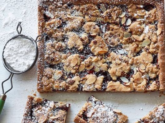 Фото Малина се распаѓа со слатка колачи