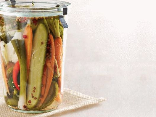 Фото Солена зеленчук во фрижидер: карфиол, моркови, краставици