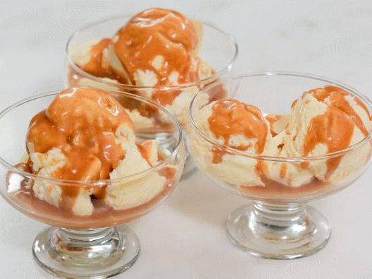Фото Пасијан овошен сладолед со рум-ванила карамел сос