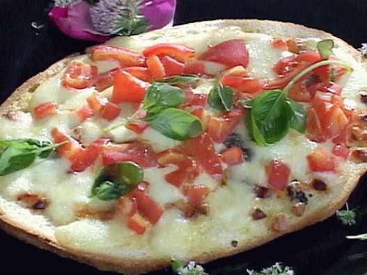 Фотографија на неаполска пица со доматно пире