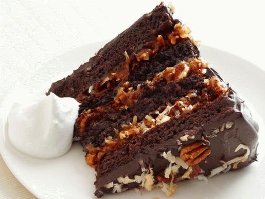 Фото германска чоколадна торта со кокос и шлаг