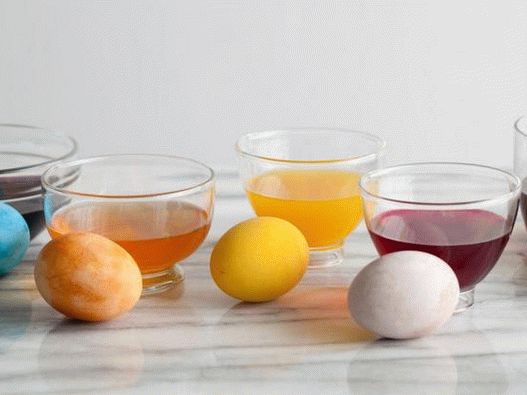 Фото Боење велигденски јајца со природни бои