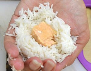 Онигири со лосос