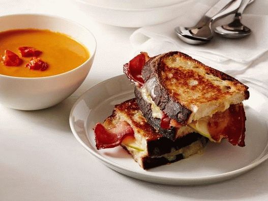 Фото на садот - Крем од печена доматна супа и сендвич со сирење и сланина