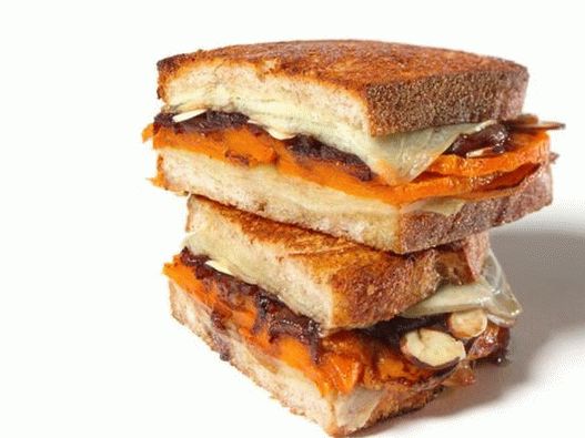 Фото на садот - Топла сендвичи со тиква, сирење и карамелизиран кромид
