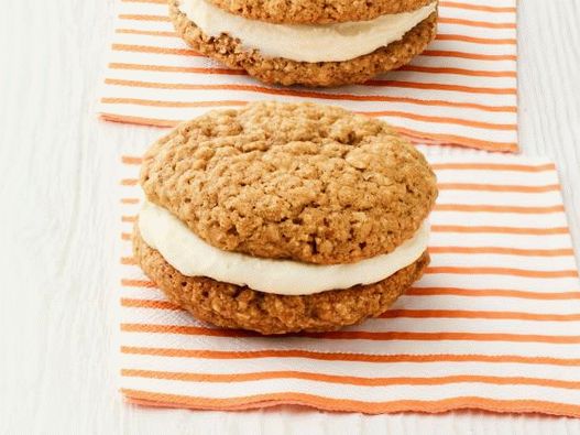 Фото колачиња со сендвич од овесна каша со крем