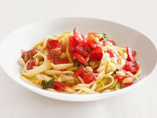 Фотографија на тестенини Фетчучин од свежи тиквички со зачинета сос од домати со парчиња
