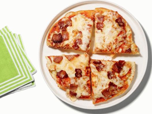 Фото пица со сланина и три вида сирење