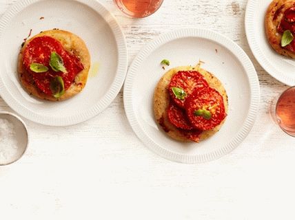 Фотографија на Пицети со салама, домати и босилек
