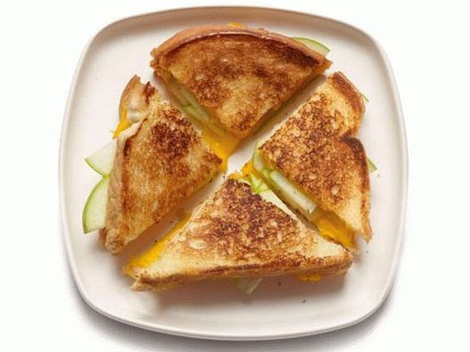 Фото на садот - Топол сендвич со сирење и јаболко од Ри Драмонд