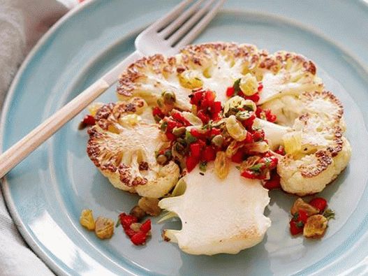 Печени стекови од карфиол со опуштено суво грозје