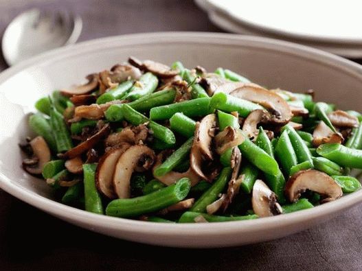 Зелен грав со печурки и плитки