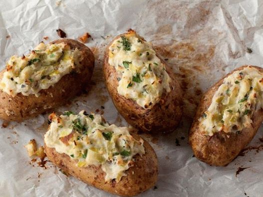 Печени компири полнети со лук и пире од кромид