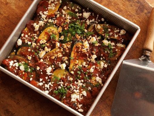 Тиквички тепсија со домати