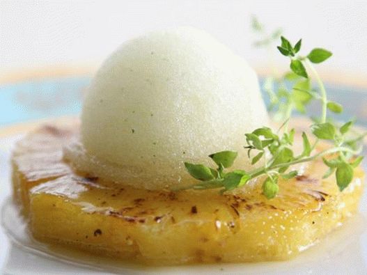 Печен ананас со мраз од ѓумбир-мајчина душица