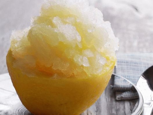 Овошје мраз лимонада со босилек