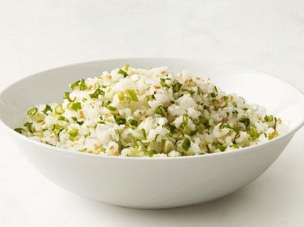 Фото ориз со семе од сусам и зелен кромид