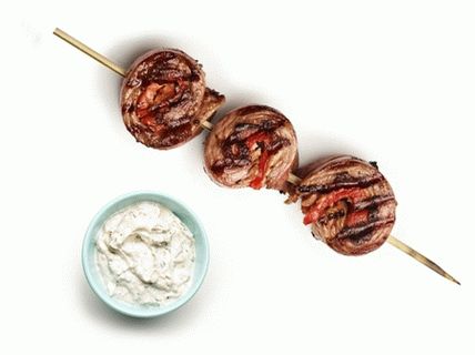 Фото говедско месо и слатка пиперка се тркалаат на skewers