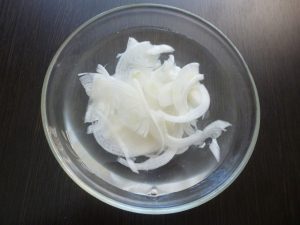 Салата со кромид со Сумац