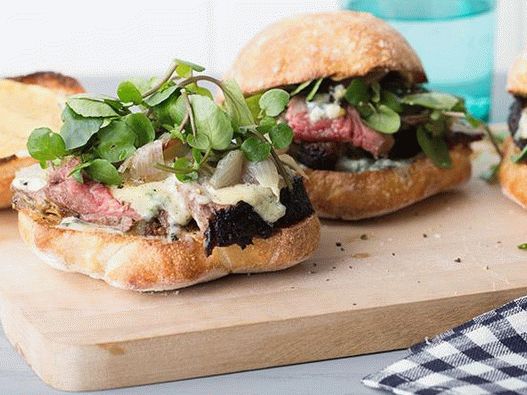 Фото сендвич со говедско, сино сирење и плитки